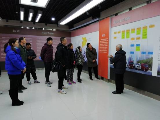 体育课部教职工参观校史馆